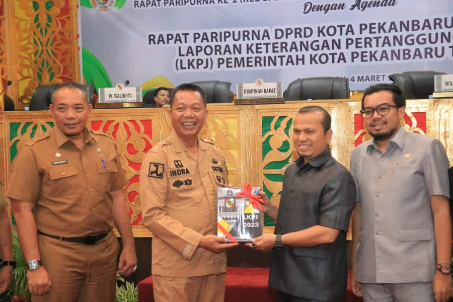 Wakili Pj Wako, Indra Pomi Sampaikan LKPj 2023 Pekanbaru ke DPRD