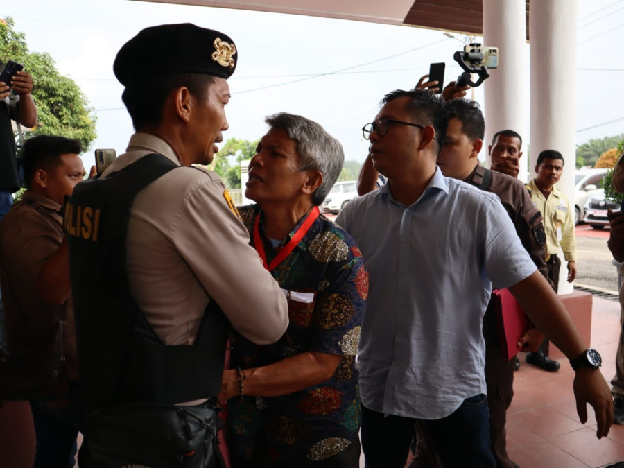 Tersangka Dugaan Korupsi di Pelalawan Menjerit Histeris Saat Ditahan