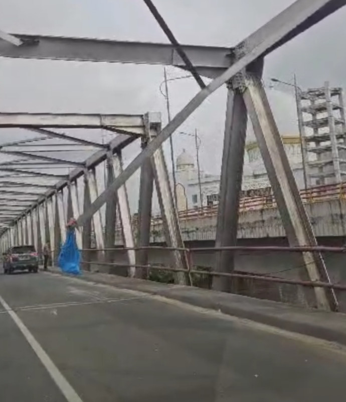 Ikatan Besi Atas Jembatan Siak II Pekanbaru Jatuh