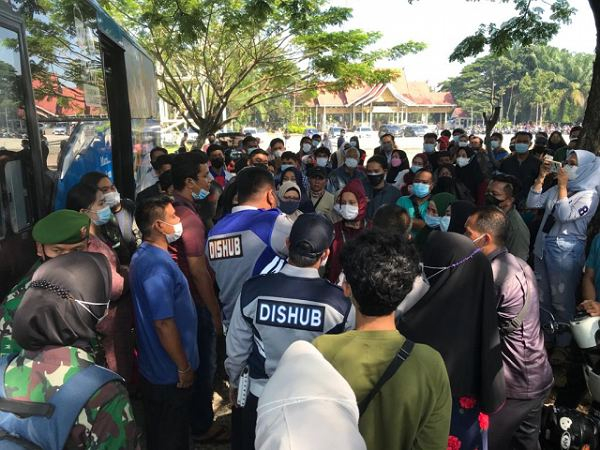 Akibat Stok Vaksin di Pekanbaru Terbatas, Warga Bentrok Dengan Petugas