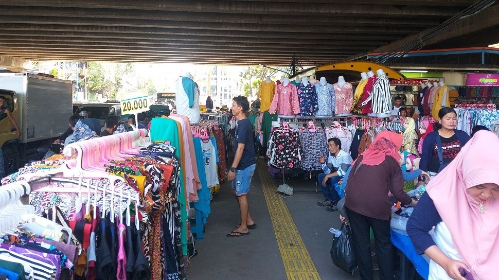 Pedangang Kaki Lima Padati Pasar Tanah Abang saat PSBB Jakarta