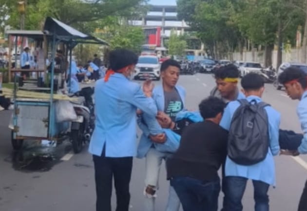 Bentrok di Aksi UNRI, Gerbang Kantor Gubri Roboh, 4 Mahasiswa Cedera