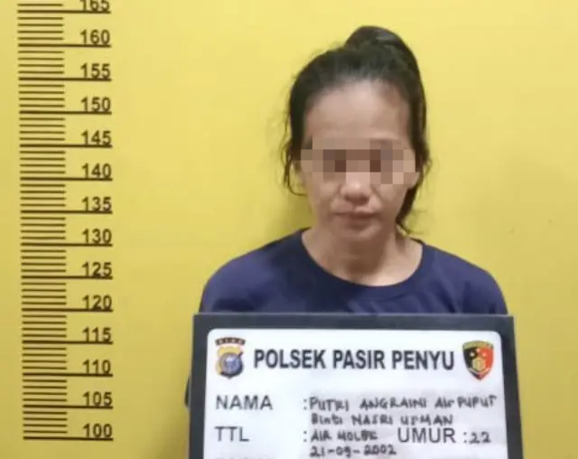 Digerebek Dini Hari, Ibu Muda di Inhu Tertangkap Edarkan Sabu dari Rumahnya