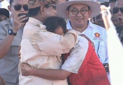 Dapat Sumbangan Uang dari Seorang Montir Bengkel di Padang, Prabowo Menangis Haru