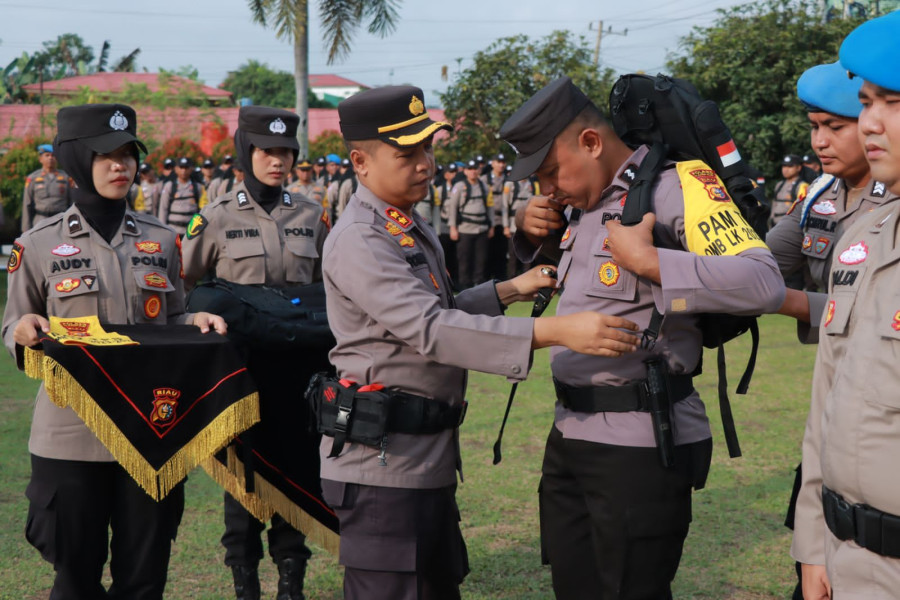 Baglog Polres Kampar Distribusikan Tas dan Ban Lengan pada PAM TPS