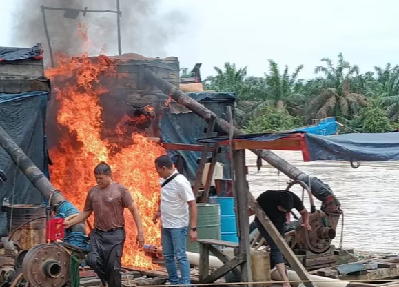 Polsek Singingi Hilir Musnahkan 5 Rakit PETI di Pulau Buaya