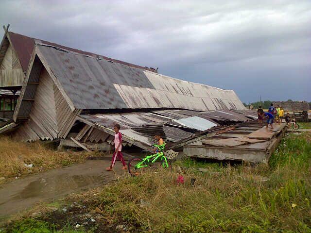 Diterjang Angin Kencang, Pasar Kecamatan Logad Ambruk