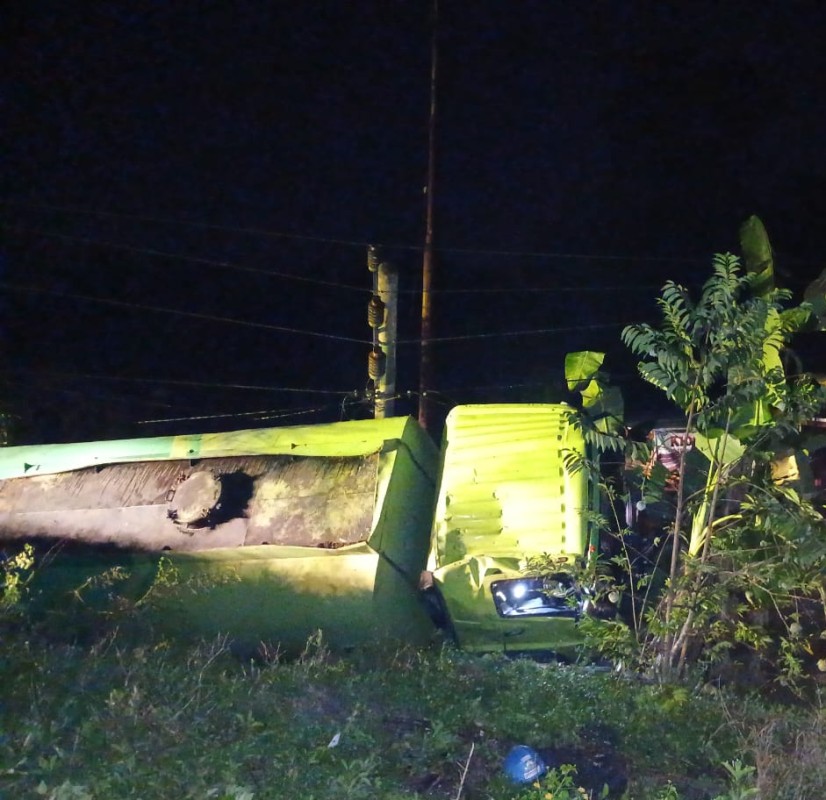Truk CPO Hantam Tiang Listrik, Inuman Gelap Gulita