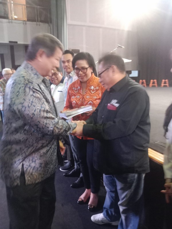 Kado Akhir Tahun dari Hashim untuk SMSI, Firdaus Terima Penghargaan FORMAS