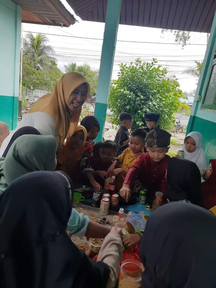 Hari Kedua Sekolah, Murid SDN 14 Banglas Gelar Halalbihalal Bersama Guru