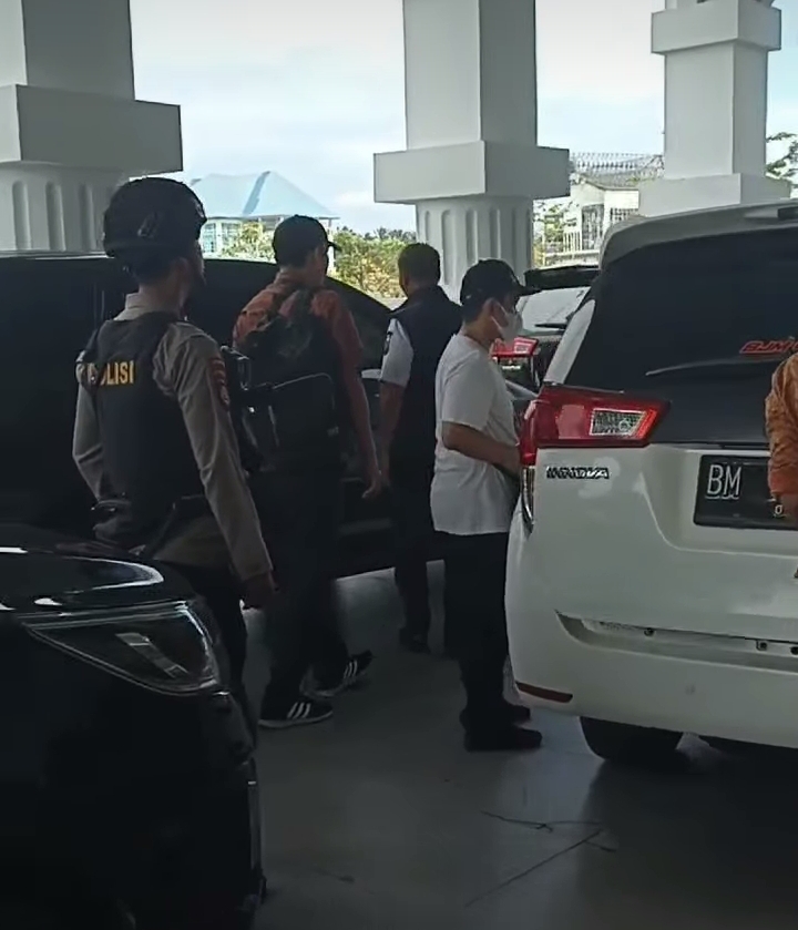 KPK Geledah Kantor Dishub  Pekanbaru, Kadis Yuliarso Dibawa?