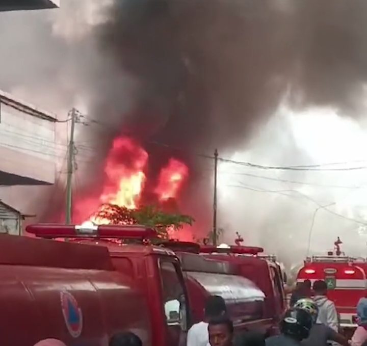 Si Jago Merah Hanguskan 25 Unit Rumah Petak di Kota Dumai