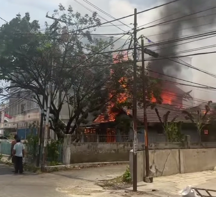 Dua Rumah di Jalan Melur Pekanbaru Hangus Terbakar