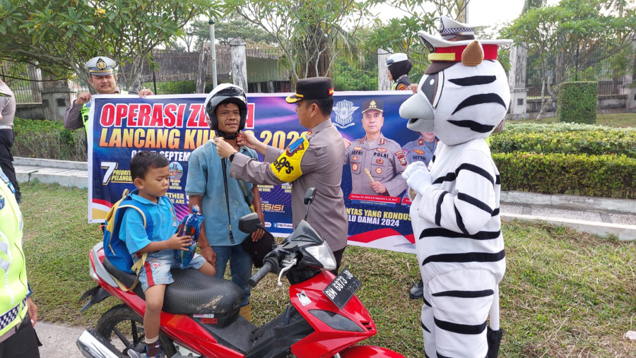 Kapolresta Pekanbaru Berikan Helm pada Pengendara Saat Operasi Zebra 2023