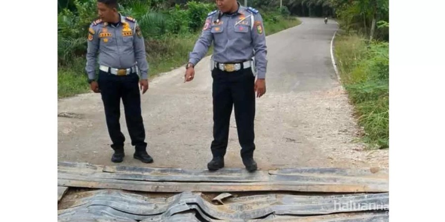 Sering Dilintasi Truk Overload, Jembatan Darurat Sentajo Terancam Roboh