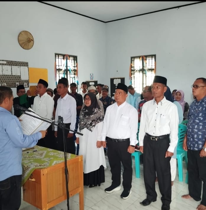 Camat Kuantan Hilir Lantik 5 Anggota BPD Desa Simpang Pulau Baralo
