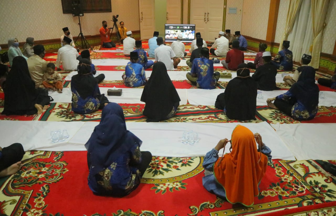Dalam Rangka HUT Siak ke-21, Pjs Bupati Serahkan Santunan untuk Anak Yatim