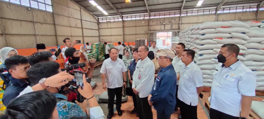 Tinjau Bersama Tim Satgas Pangan,  Disperindag Riau Pastikan Harga dan Stok Bapok Stabil