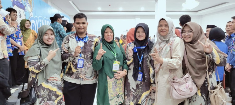 Dua Siswa MAN 1 Pekanbaru Sabet Medali Perak di OMI 2025 Banten