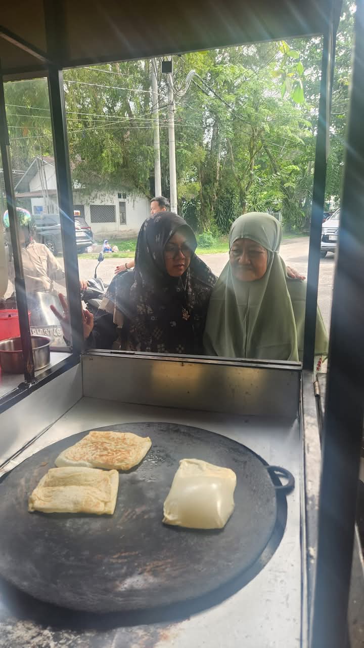Isi Masa Tenang, Cabup Siak Dr.Afni Ajak Ibu Mertua Makan Roti Canai dan Teh Tarik