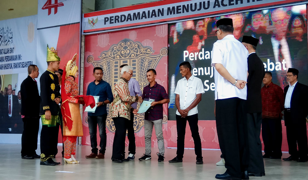 Pemerintah Serahkan Sertifikat Tanah Untuk 100 Eks Kombatan GAM