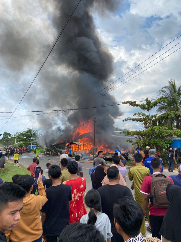 Kios Minyak Ditabrak Sepeda Motor, 4 Unit Rumah di Inhil Hangus Terbakar