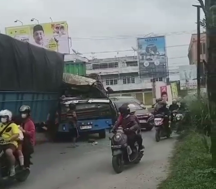 Dua Truk Tabrakan di Pertigaan Jalan Riau, Satu Orang Luka