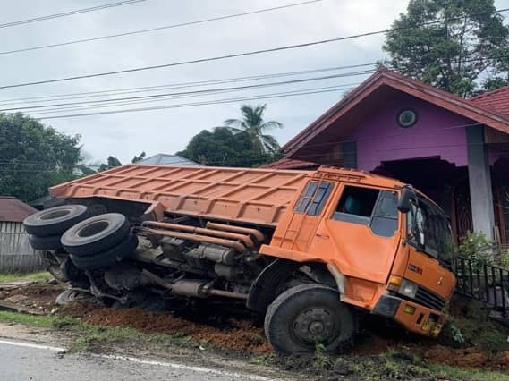 Laka Tunggal, Truk Batu Bara Tabrak Pagar Rumah Warga di Kuansing