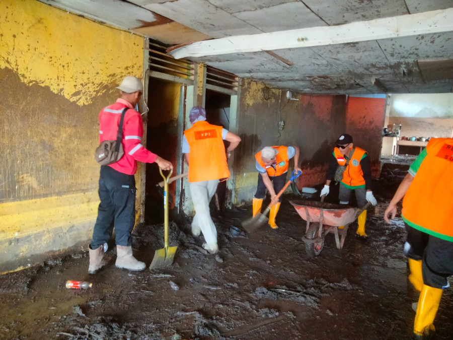 Banjir Lahar Dingin, PT BRM Turunkan Tim Bersihkan Masjid Al Ikhlas Batusangkar