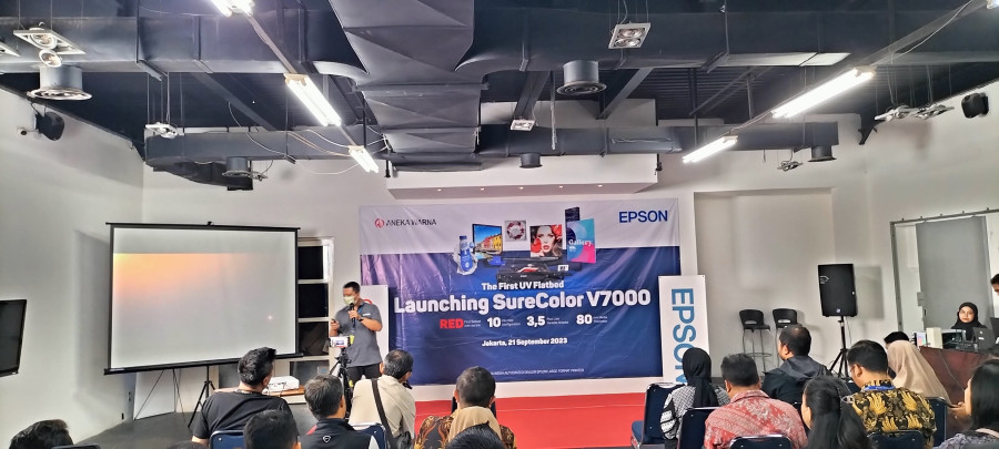 Perkenalkan Printer Flatbed UV Pertama SureColor SC-V7000 Epson Perluas Aplikasi Signage yang Lebih Luas