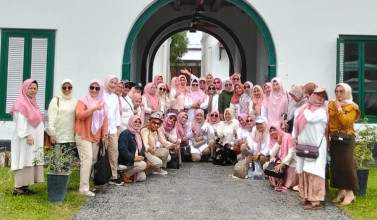IKWI Jelajahi Mistis Istana Siak, Terpukau Komet Ajaib dan Cermin Awet Muda