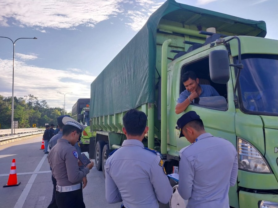 Hutama Karya Gelar Razia ODOL di Tol Pekanbaru–Bangkinang, 34 Kendaraan Terjaring