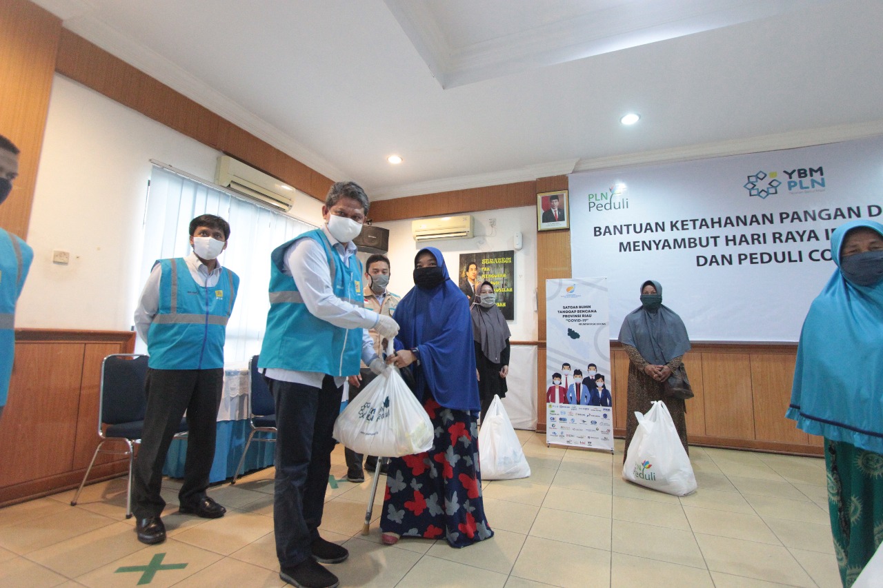 PLN Peduli dan SATGAS BUMN Tanggap Bencana  Serahkan Bantuan 2.473 Paket Sembako