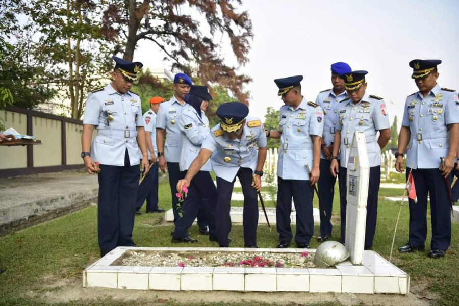 Hari Bakti TNI AU ke-77, Danlanud Rsn Ziarahi TMP Kusuma Dharma