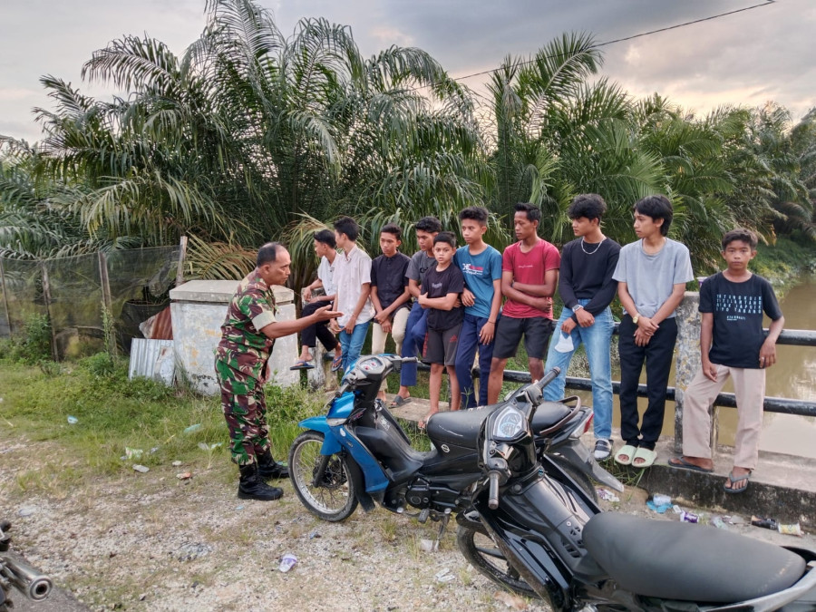 Babinsa Koramil 01 Imbau Remaja Desa Binuang Jauhi Narkoba