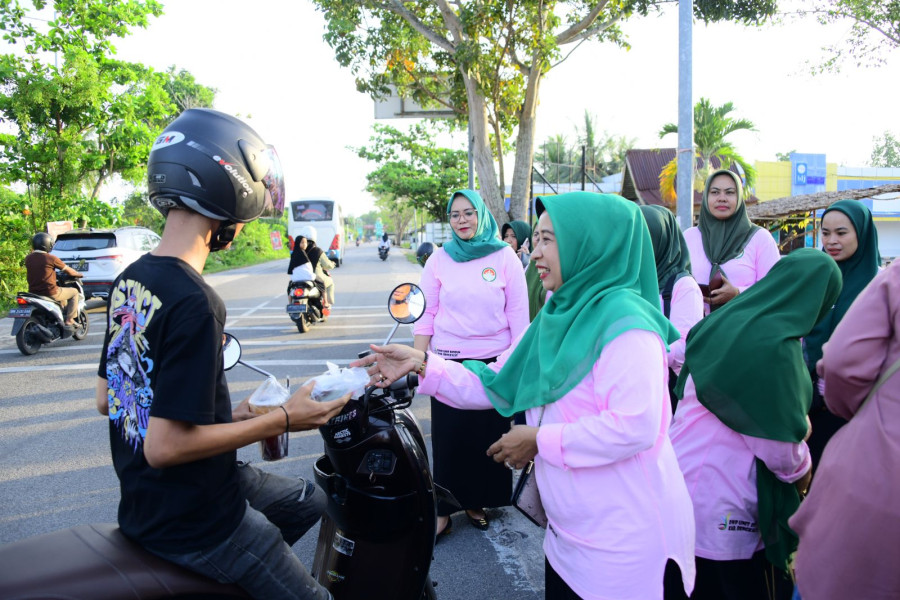 DWP Unit Disbun Bengkalis Berbagi Takjil pada Warga Penguna Kapal Roro