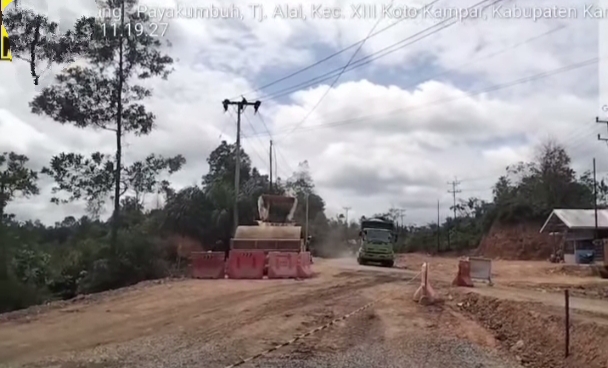 Semua Jenis Kendaraan Diizinkan Lewati Jalan Lintas Riau-Sumbar di Tanjung Alai
