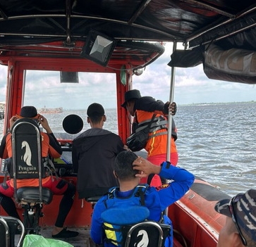 Jatuh Menjaring Ikan, Nelayan Meranti Hilang di Perairan Tanjung Pisang