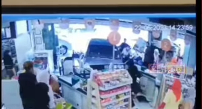 Mobil Seruduk Swalayan di Duren Sawit, Pengemudi Ternyata Siswa SMP