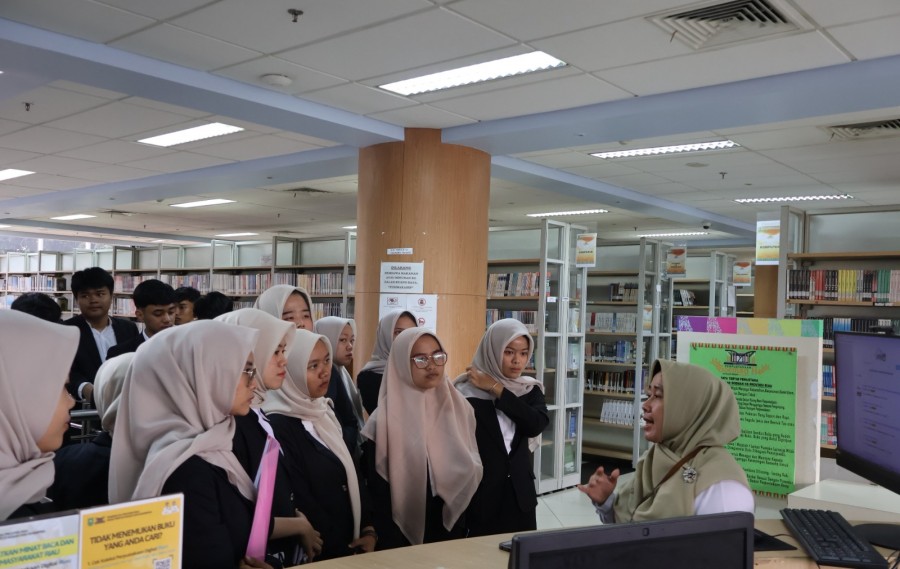 Wisata Literasi, Pelajar SMKN 1 Padang Panjang Jelajahi Perpustakaan Ikonik Riau
