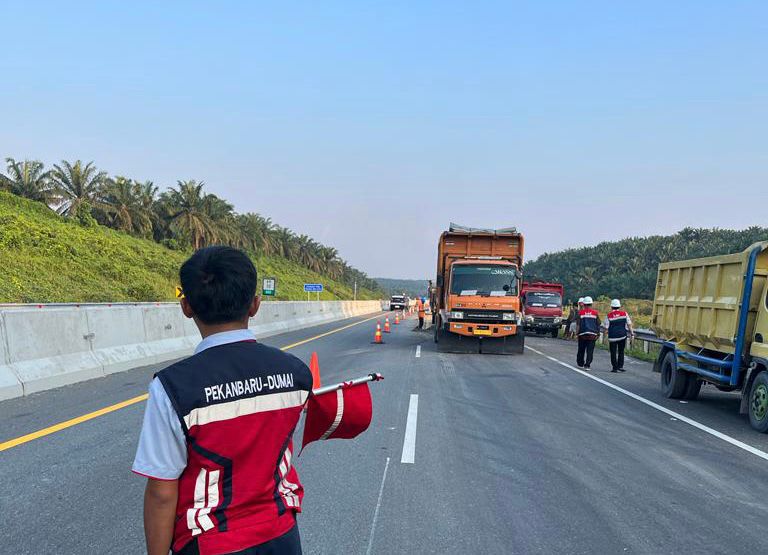Lancarkan Lalu Lintas Jelang Nataru, PT HK Lakukan Pemeliharaan Tol Permai