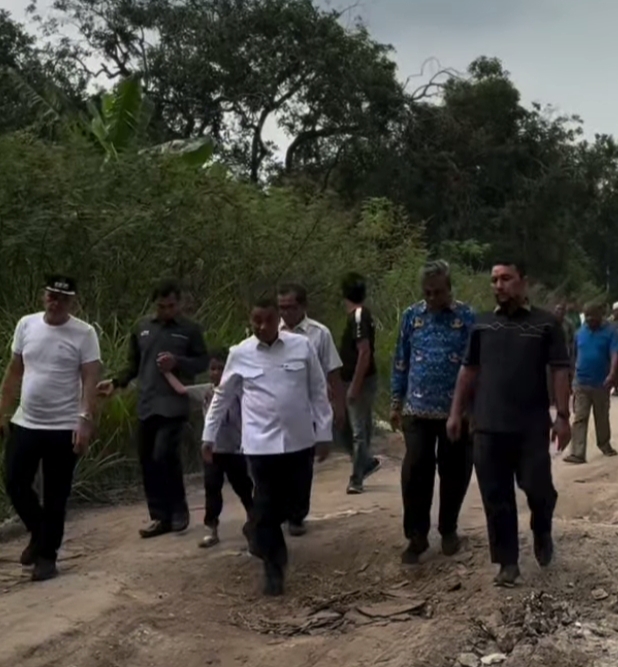 Wawako Pekanbaru Tinjau Jalan Rusak di Tuah Madani, Perbaikan Segera Dilakukan