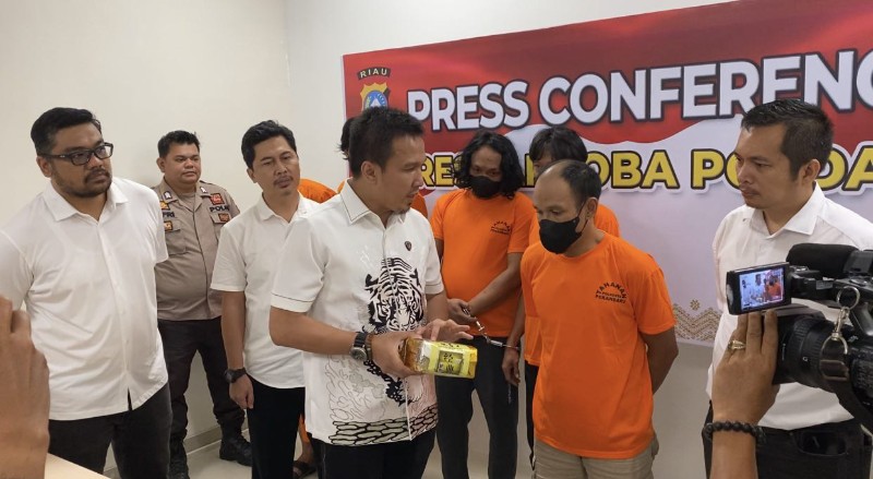 Polda Riau Gagalkan Penyelundupan 7 Kg Sabu dan 999 Pil Ekstasi ke Jakarta