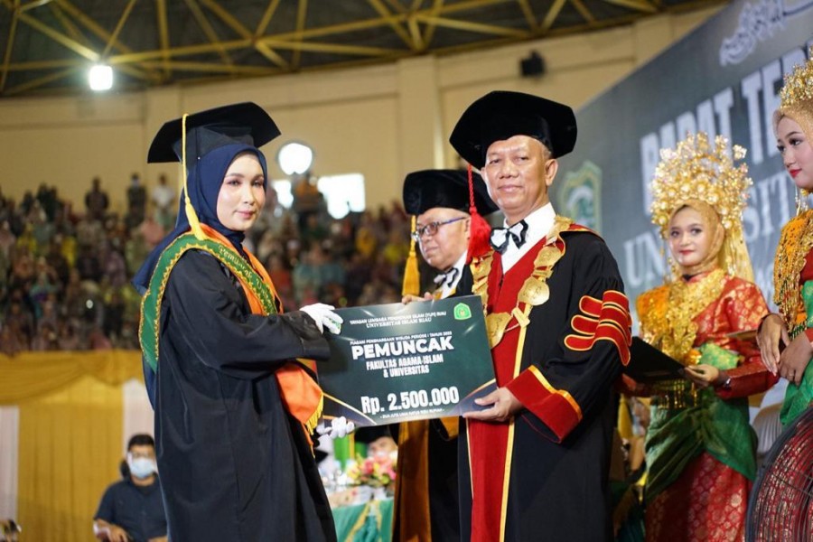UIR Wisuda 1.747 Mahasiswa Mulai  Program Doktor Hingga Ahli Madya