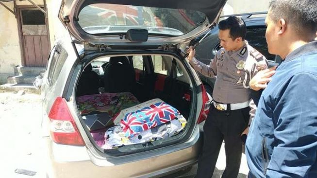 Panik Kepergok Mesum Dalam Mobil, PNS Tabrak Satpam Mal