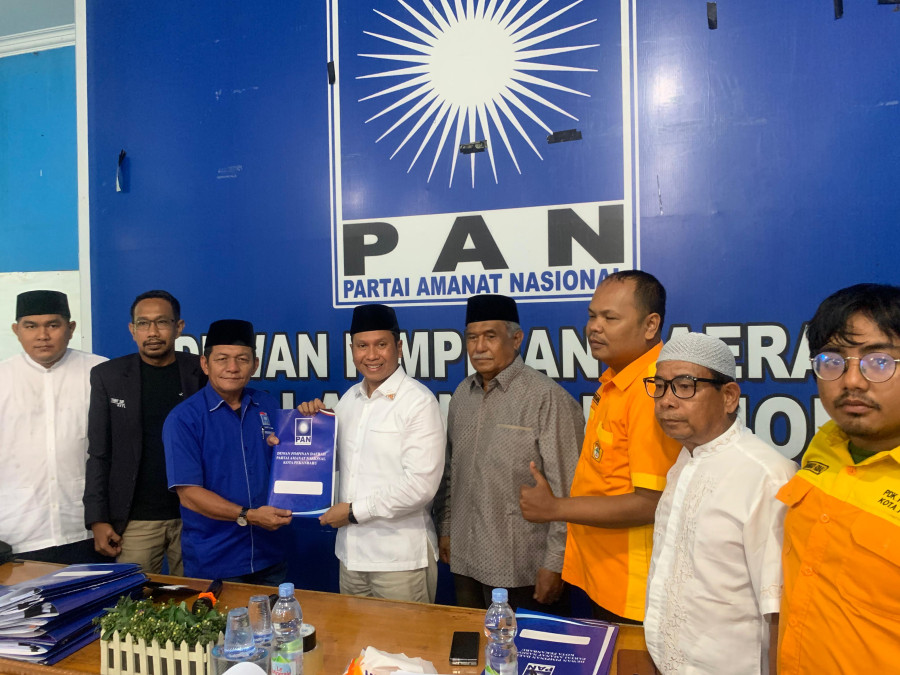 Maju Pilwako, Rahmansyah Serahkan Formulir Pendaftaran ke PAN Pekanbaru