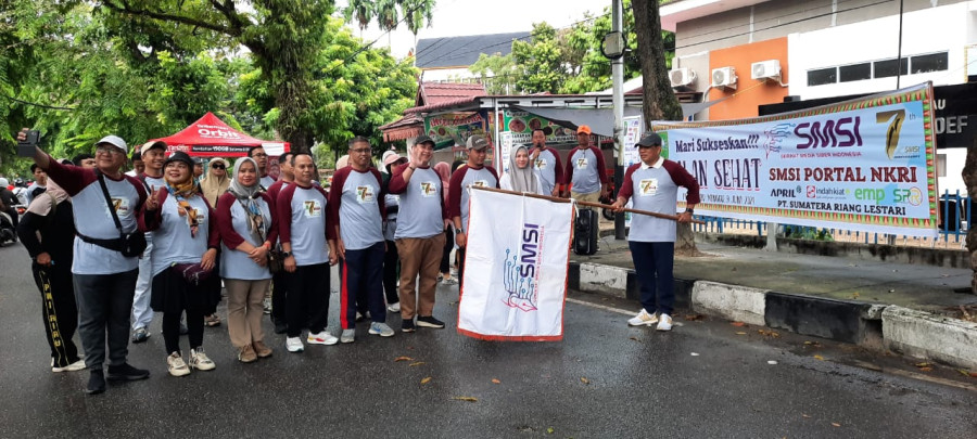 Kadis Kominfotik Riau Lepas Jalan Santai HUT Ke-7 SMSI, Warga Antusias Meskipun Hujan