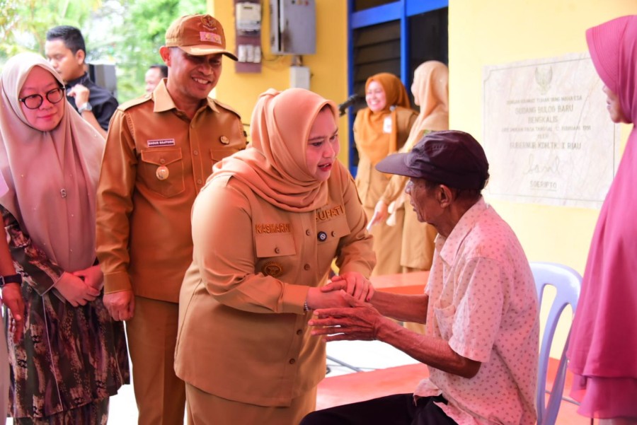 Dukung Ketahanan Pangan, Bupati Kasmarni Lepas Penyaluran Beras SPHP dan CPP 2025