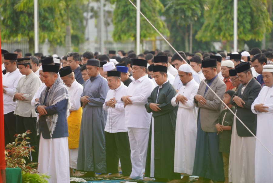 Pj Gubri dan Ribuan Warga Salat Idul Adha di Kantor Gubernur Riau