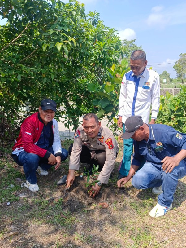 Abdul Hamid dan PWI Pelalawan Gelar Bakti Sosial, Warga Terima Sembako dan Surat Yasin